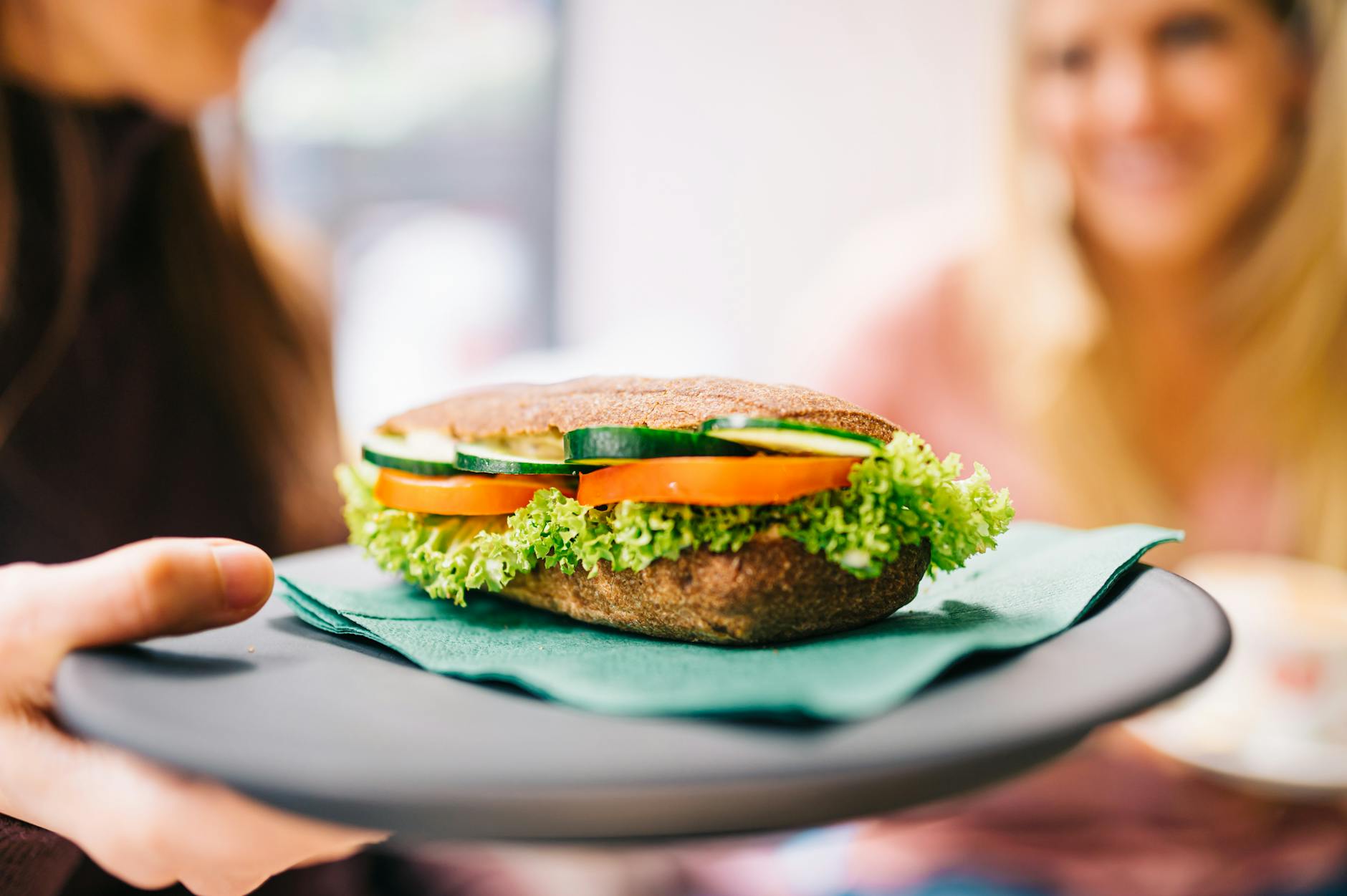 اسنک رژیمی سالم و کم کالری با نان تست