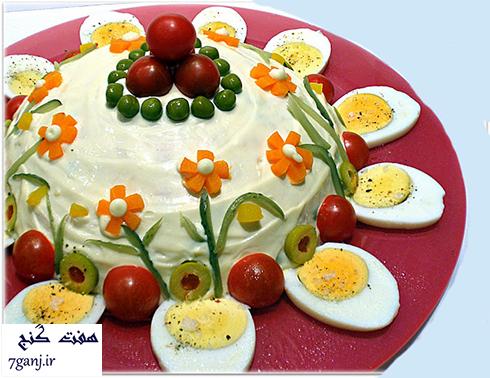 تزيين سالاد الويه با تخم مرغ ، هويج، نخود فرنگي، گوجه و خيار