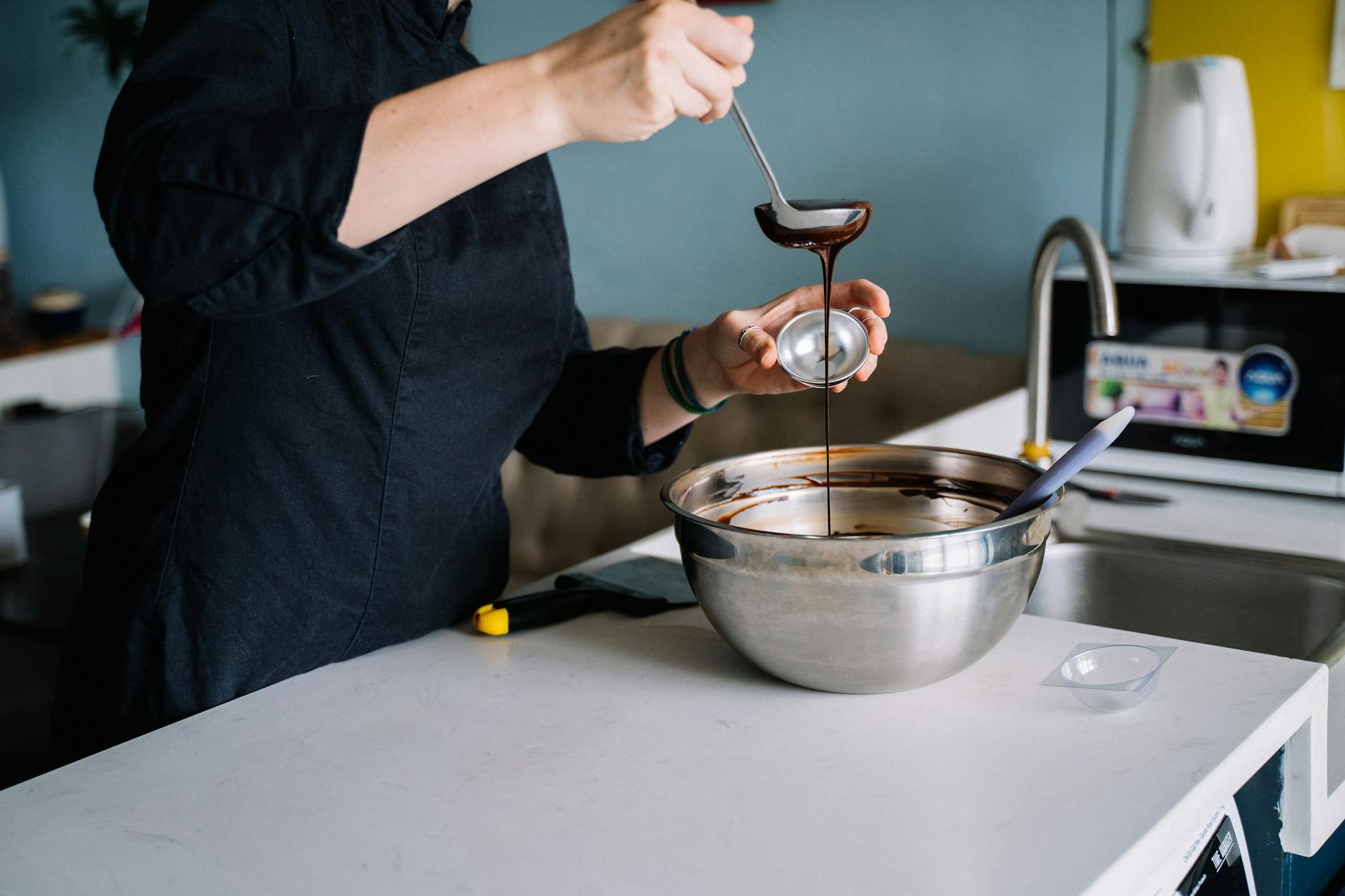 سس شکلات خانگی در حال آماده شدن