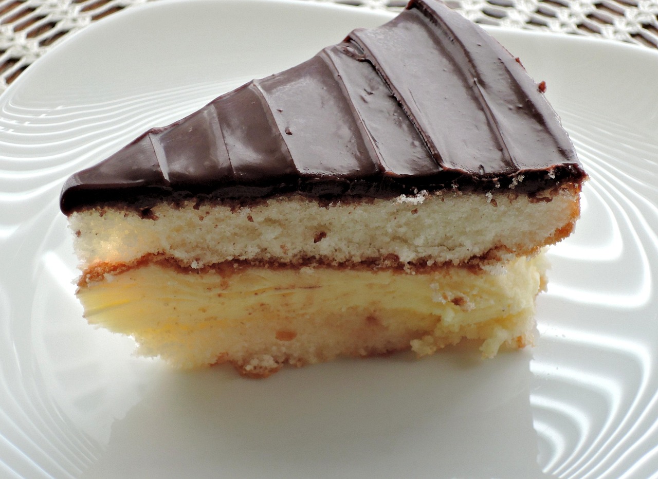 دسر کاسترد قالبی با سس شکلات براق و خوشمزه