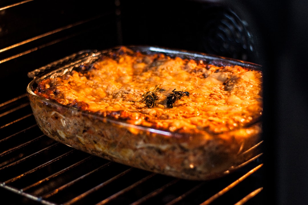 قرار دادن قالب کیک گوشت در فر