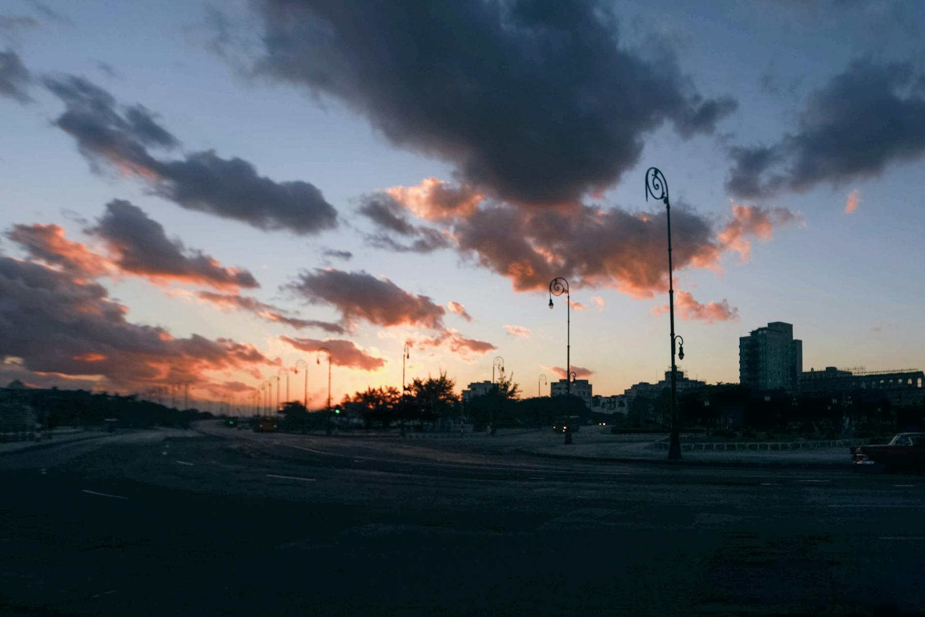 خیابان آرام در ابتدای روز