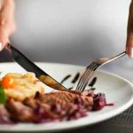 یاد بگیرید که چگونه در رستوران های کشور های خارجی رفتار کنید