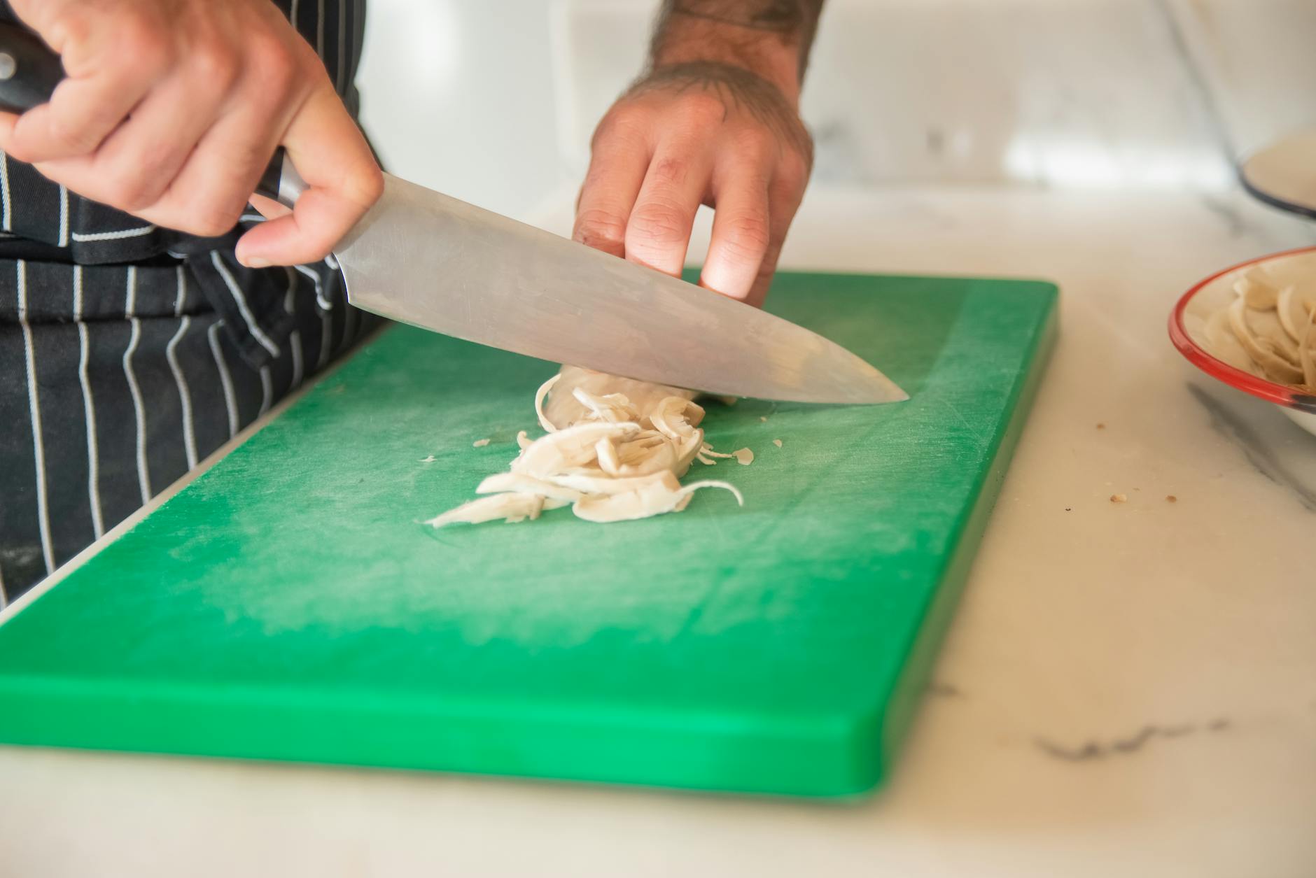 خرد کردن قارچ تازه برای تهیه سوپ قارچ