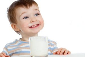 شیر گاو برای کودکانی که عفونت معده دارند مضر است