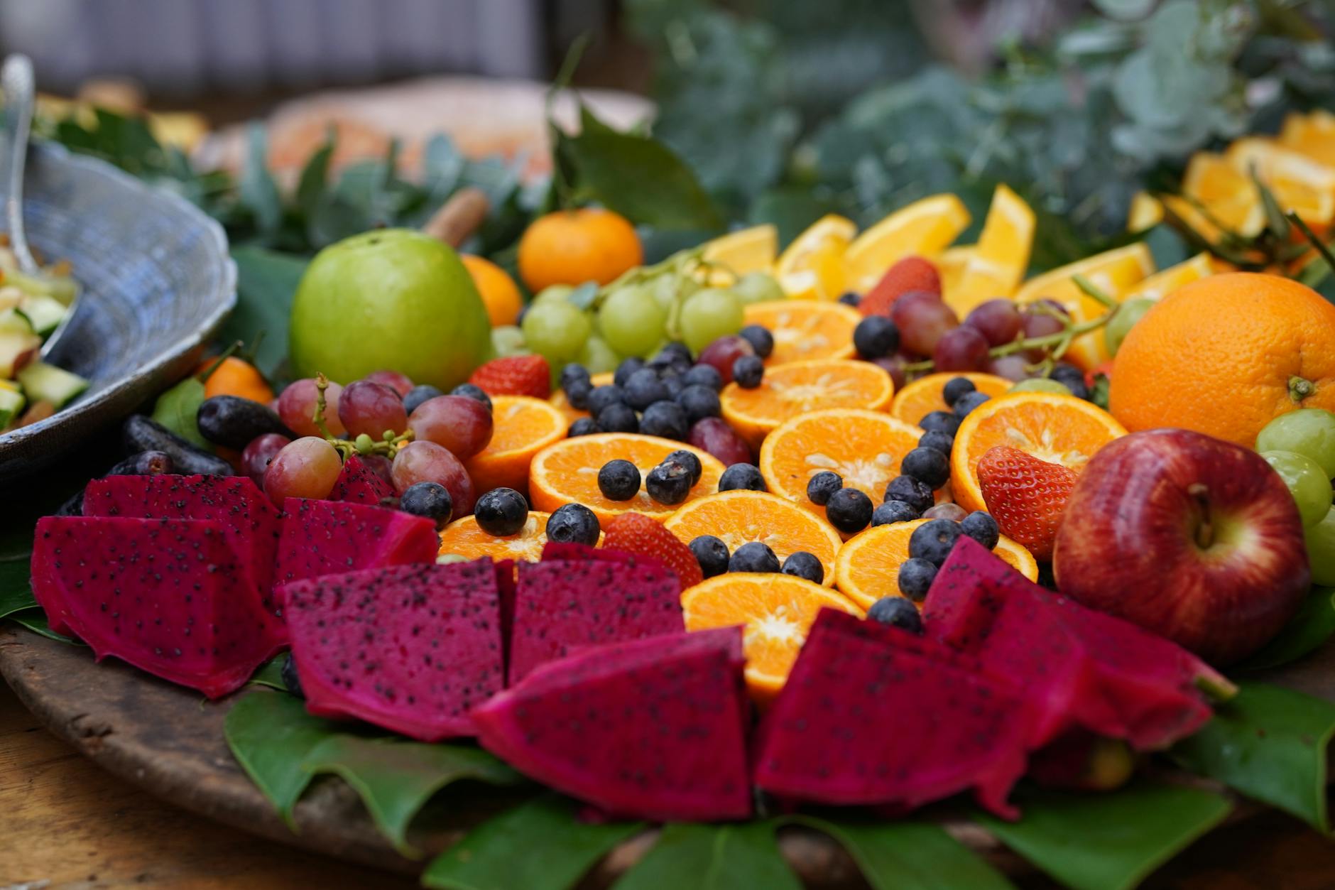 میوه‌های سرشار از آنتی اکسیدان مانند توت‌ها و انار