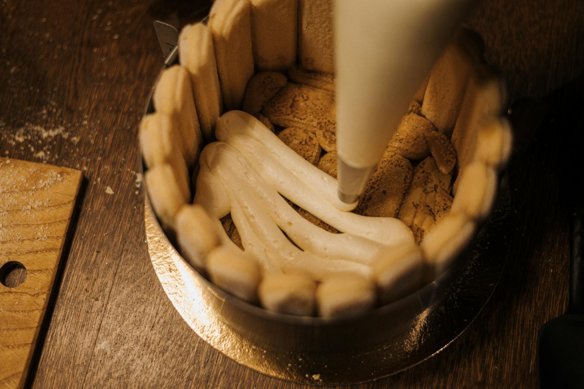 مراحل تهیه دسر نارگیلی روی اجاق گاز