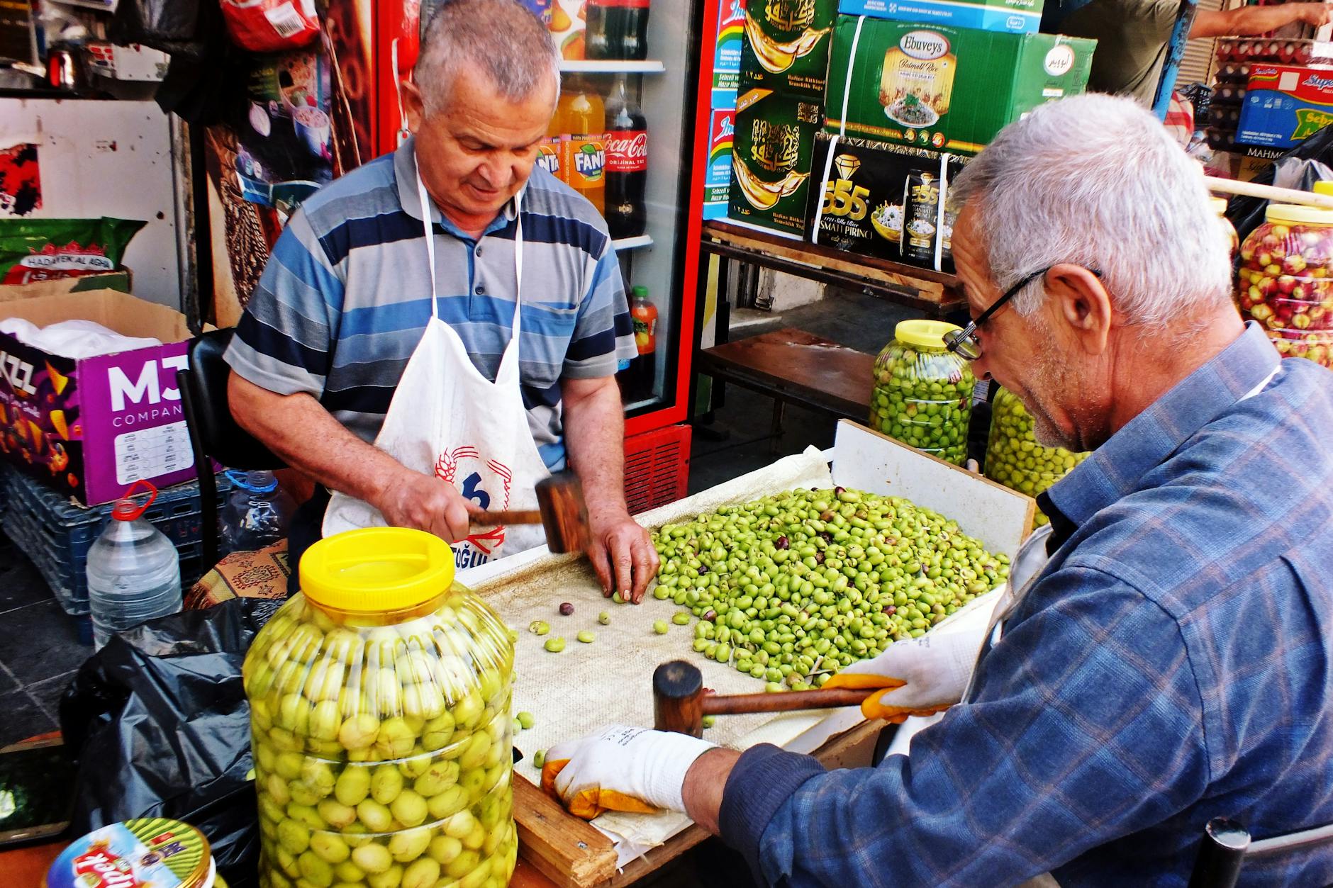 چاک دادن زیتون سبز برای تهیه ترشی