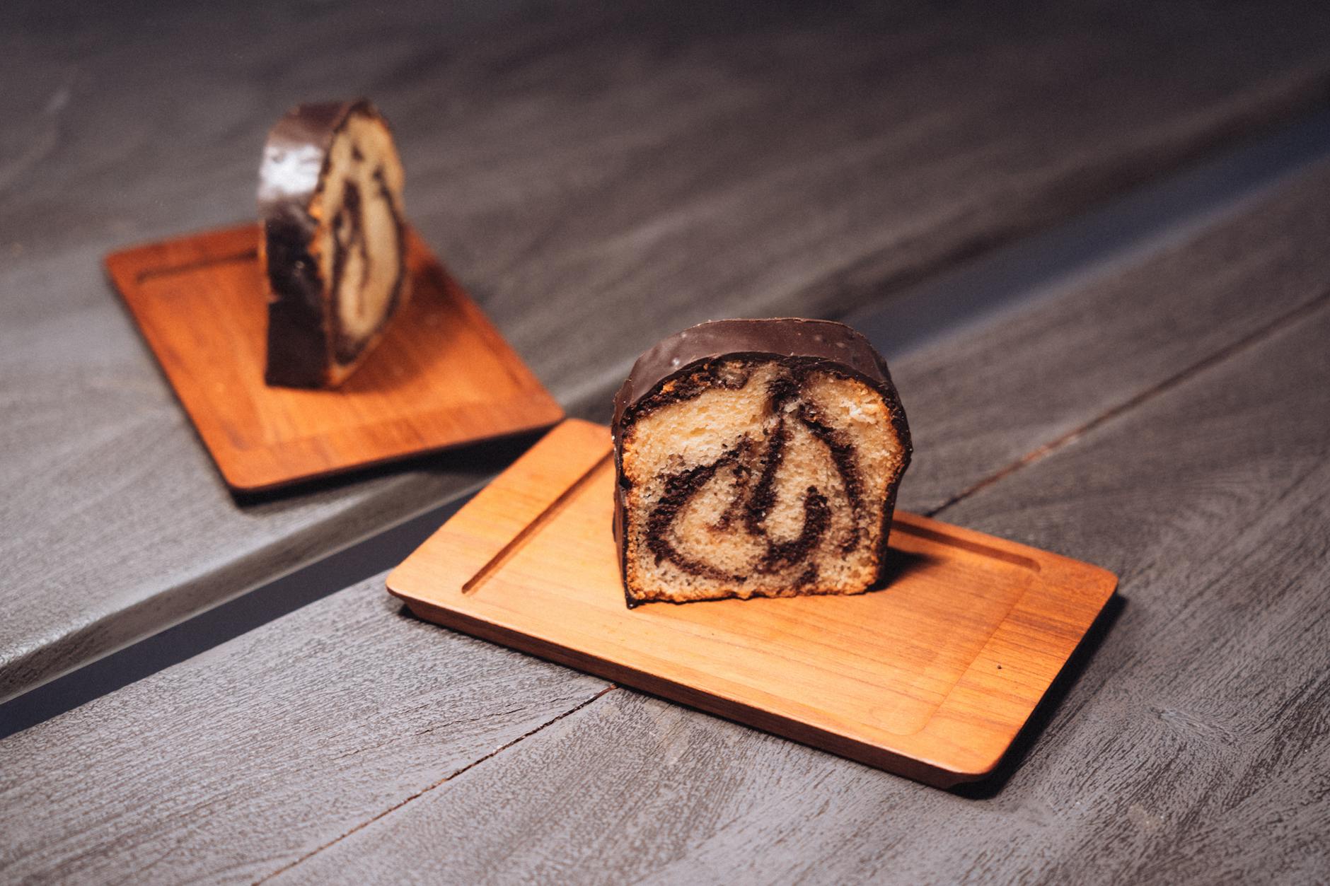 کیک تی تاپ خانگی دو رنگ آماده شده