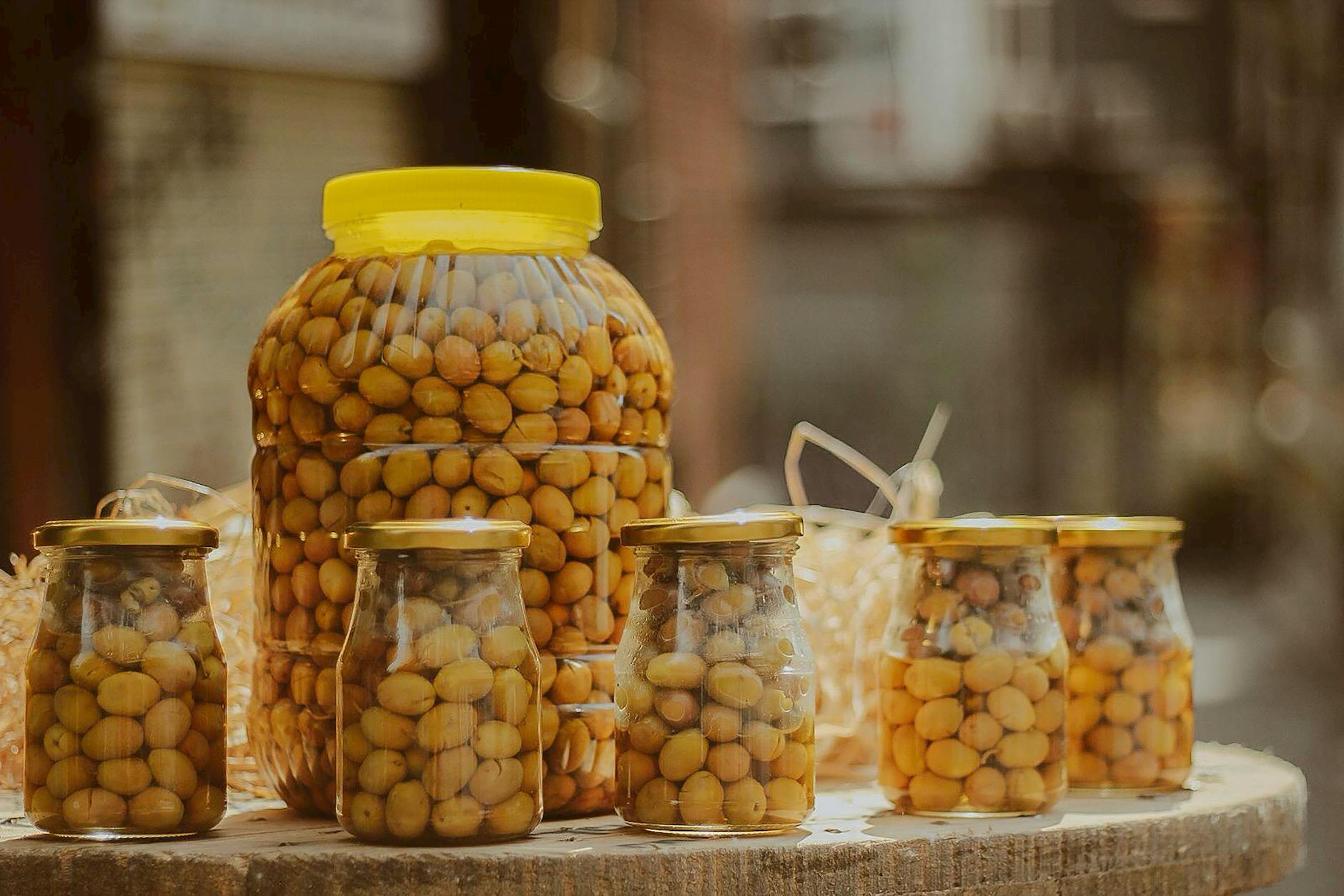 ترشی زیتون سبز خانگی آماده‌شده در ظرف شیشه‌ای