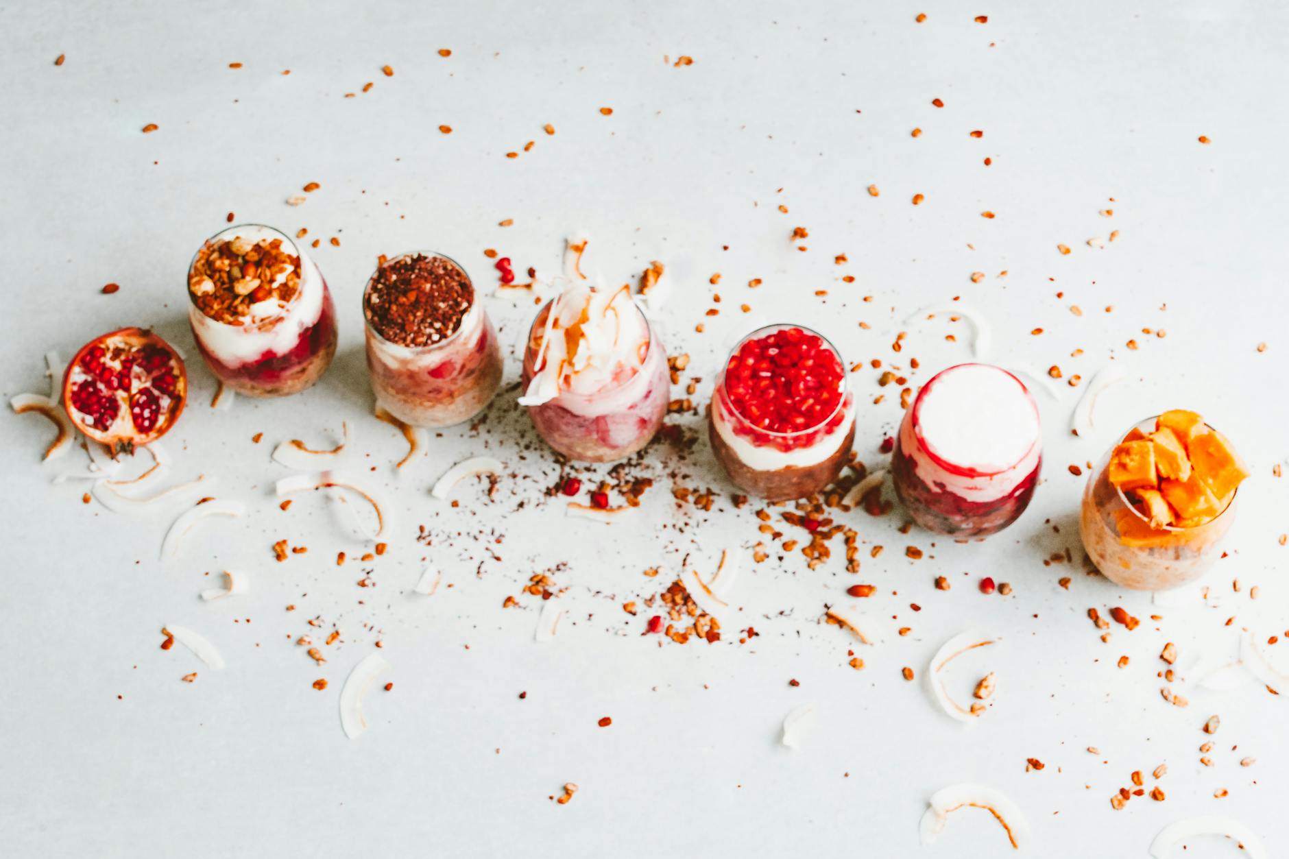 دسر نارگیلی خانگی در لیوان با تزیین ساده