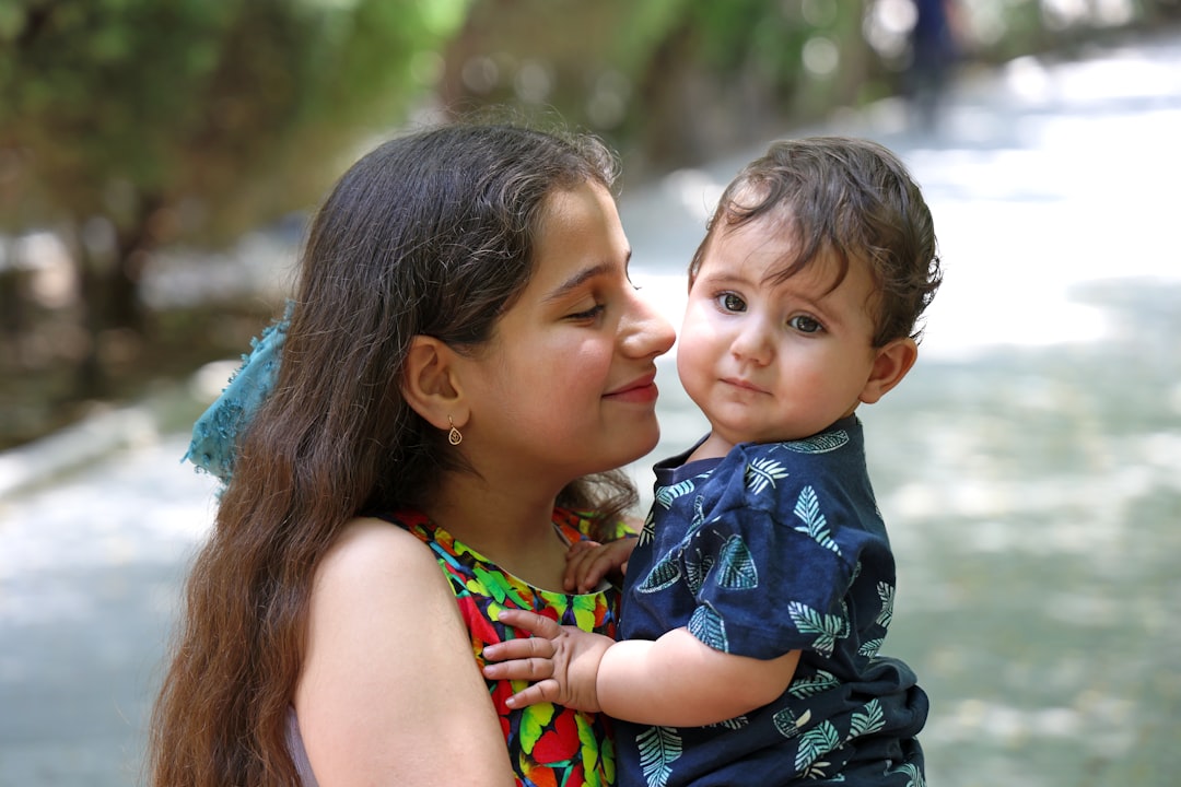 نوزاد دختر ایرانی با چهره‌ای لطیف