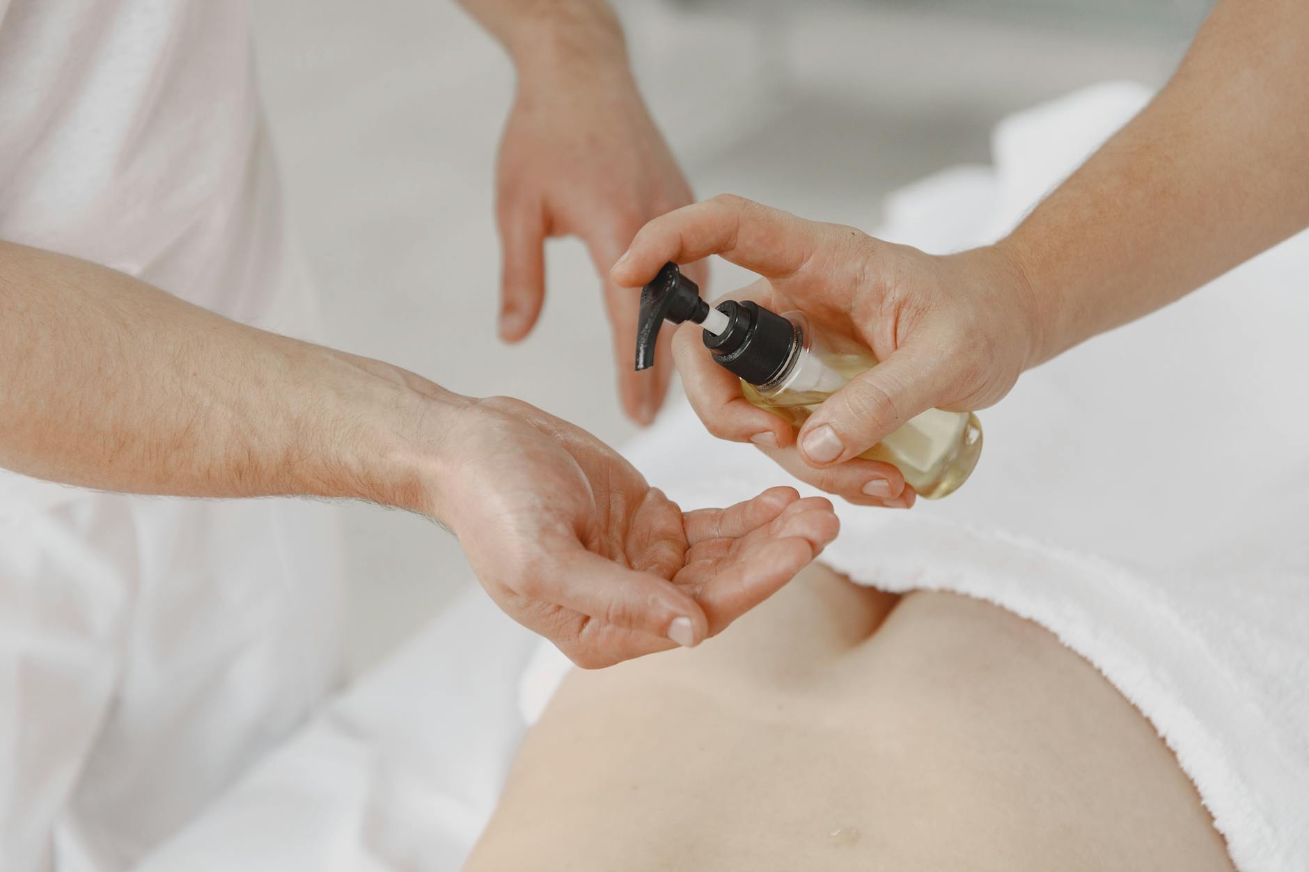 ماساژ بدن با روغن اسانسی رقیق‌شده