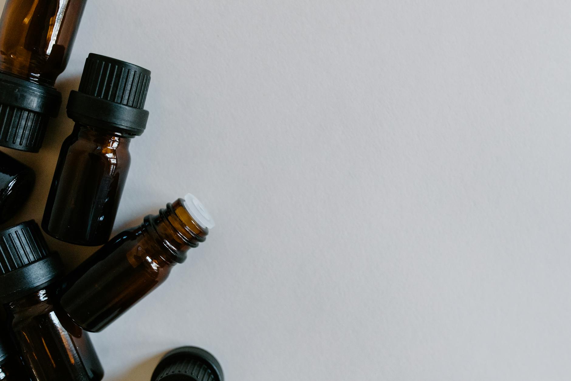 بطری‌های اسنشیال اویل طبیعی با عصاره‌های گیاهی