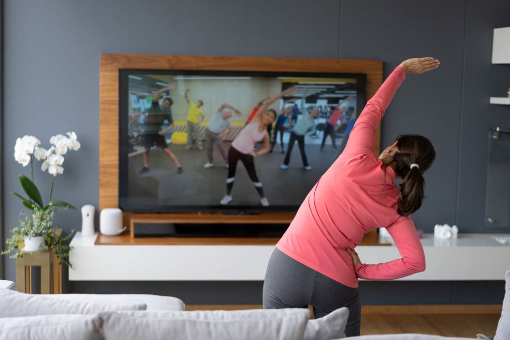 در حین تماشای تلویزیون، حرکات کششی یا ورزش سبک انجام دهید.