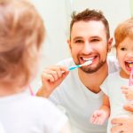 مسواک برقی در برابر مسواک معمولی؛ کدام یک انتخاب بهتری است؟