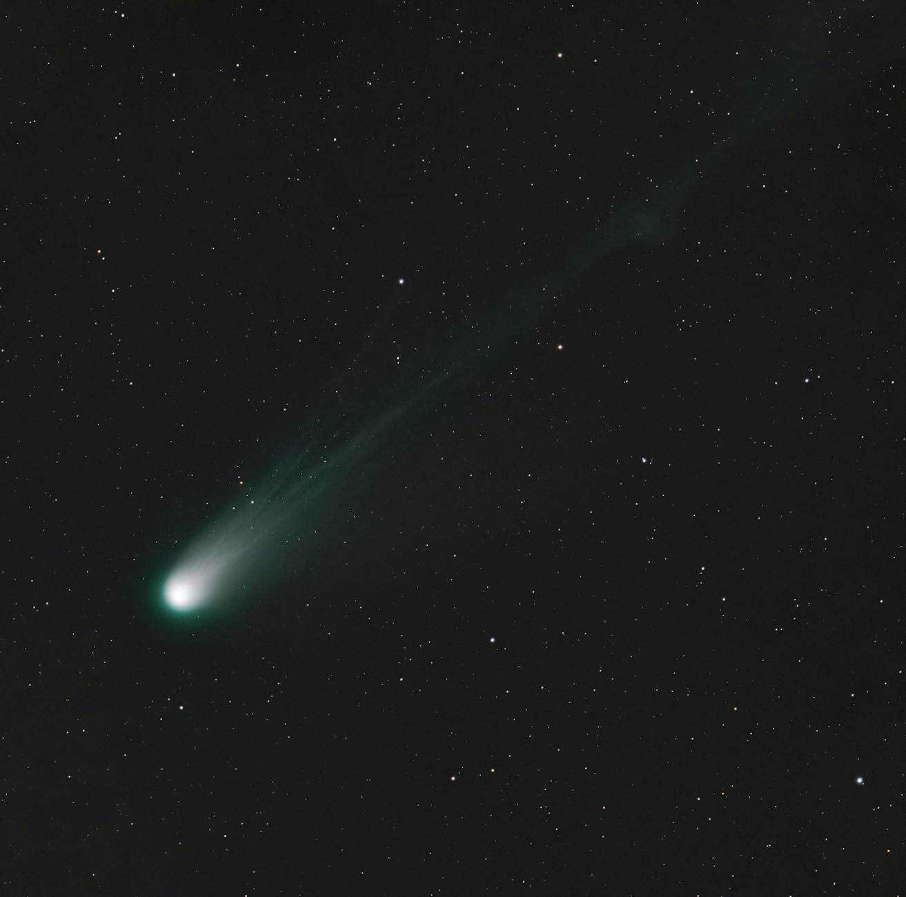ستاره دنباله‌دار چیست و هر چند سال یک‌بار دیده می‌شود؟ (راهنمای ساده و خودمونی) - comet tail close up