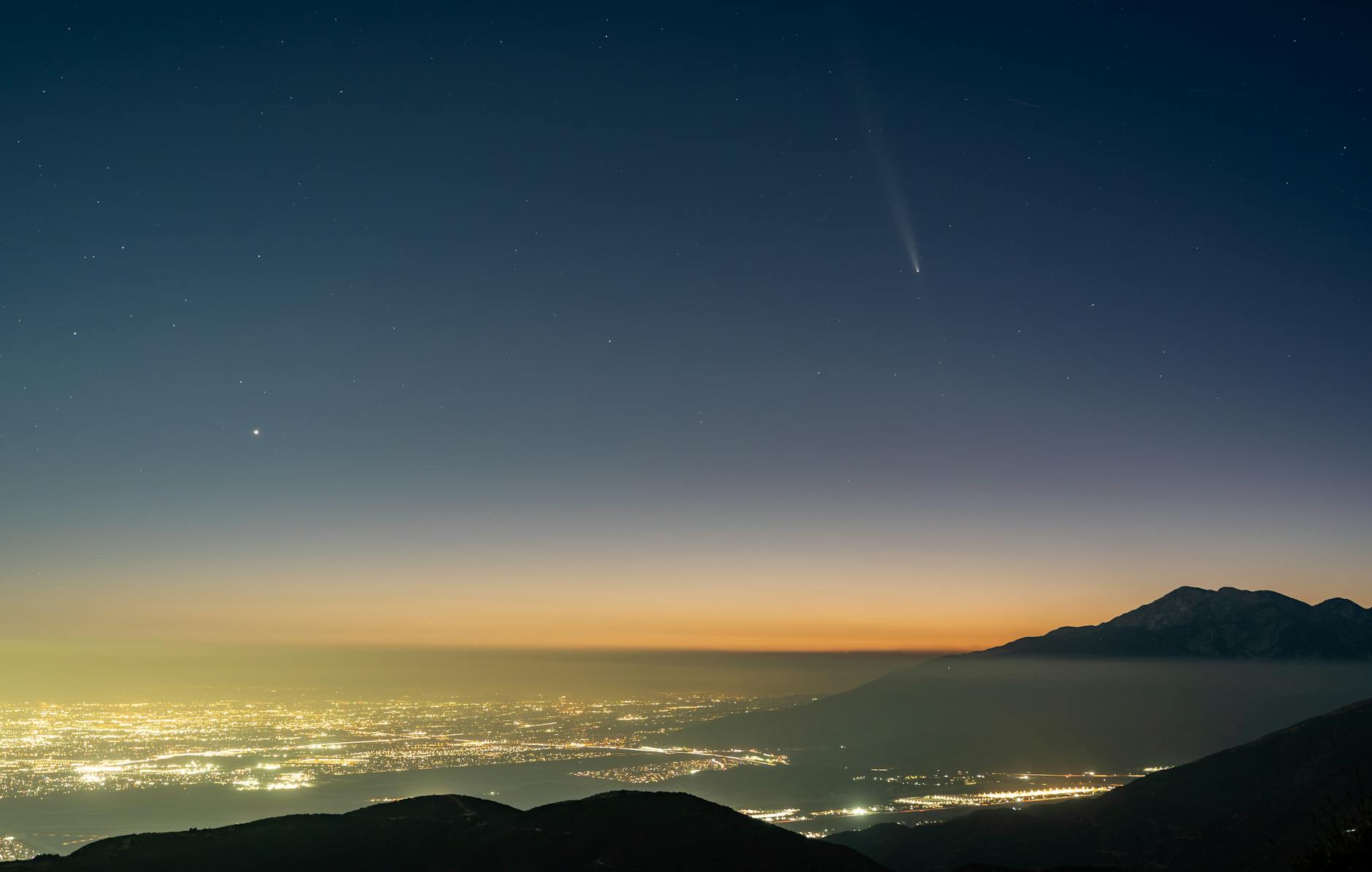 آیا ستاره دنباله‌دار خطرناک است؟ بررسی علمی احتمال برخورد با زمین - comet approaching Earth illustration
