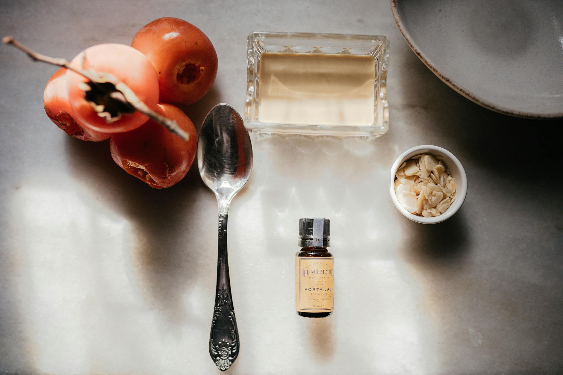 خواص روغن بادام تلخ؛ درمان یا دردسر؟ واقعیتهایی که قبل از مصرف باید بدانی - bitter almond oil bottle