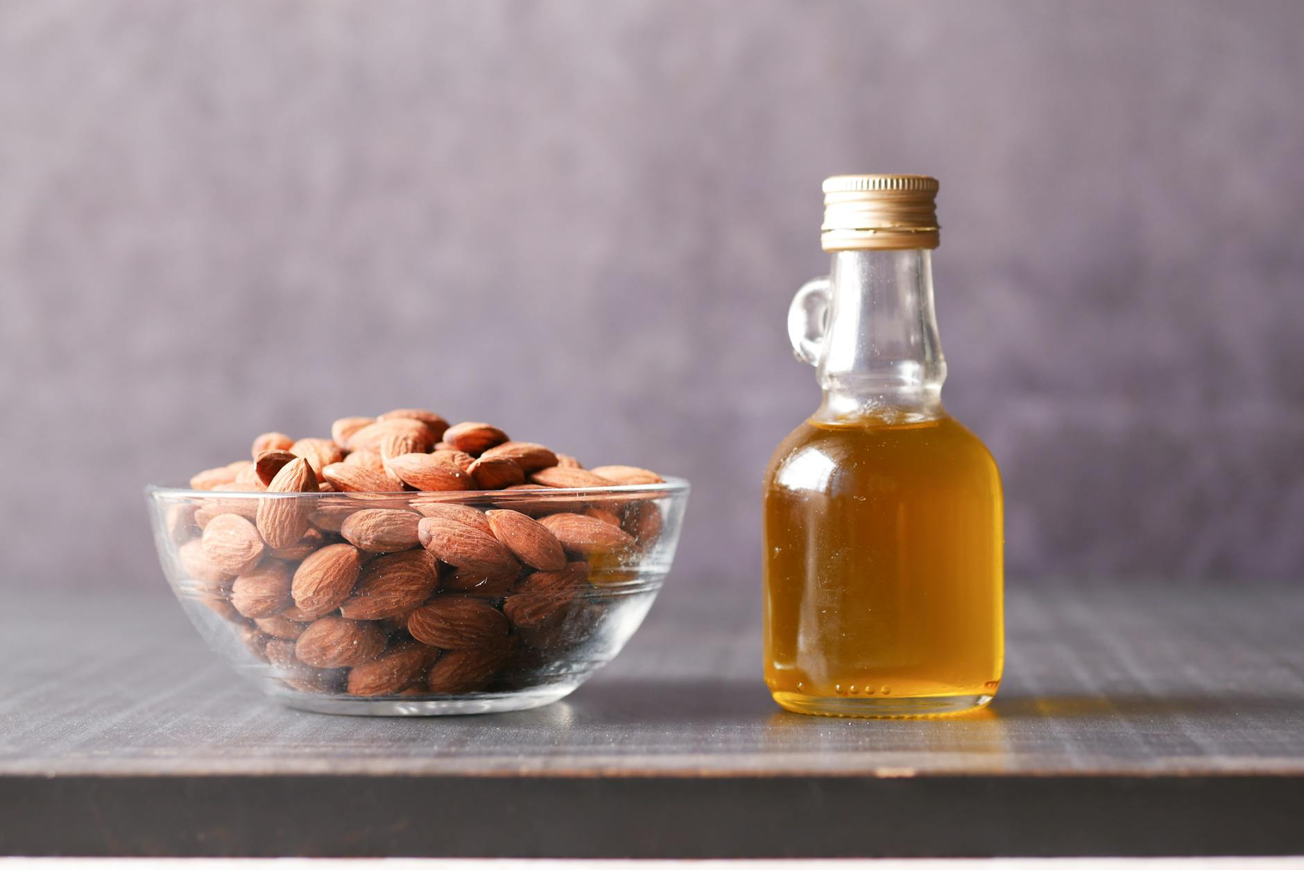 خواص روغن بادام شیرین برای پوست، مو و یبوست | راهنمای کامل و روش مصرف ایمن - sweet almond oil bottle
