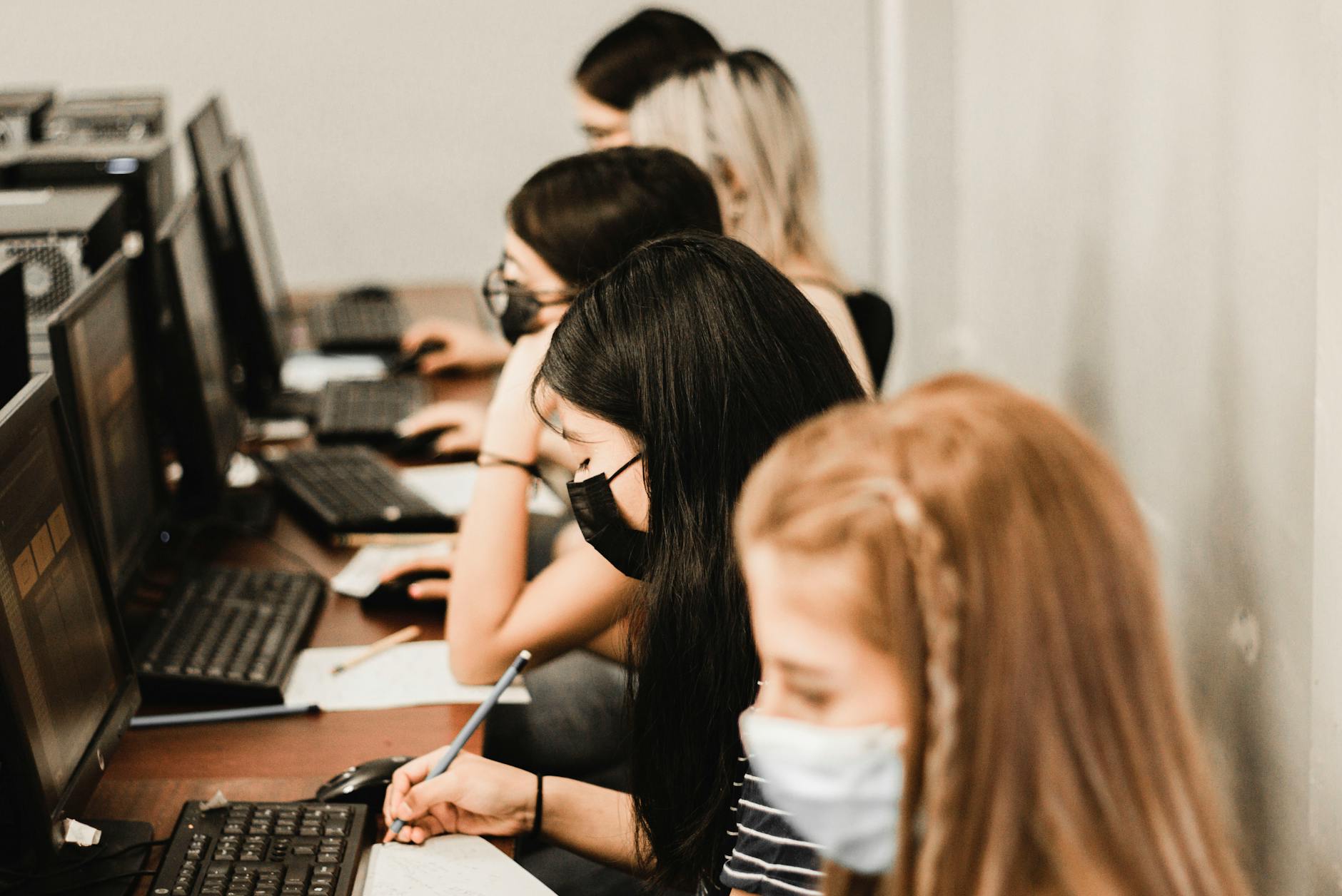 کار و فناوری؛ چگونه مهارت‌های کامپیوتری درهای بازار کار را به روی شما باز می‌کنند؟ - online learning computer skills