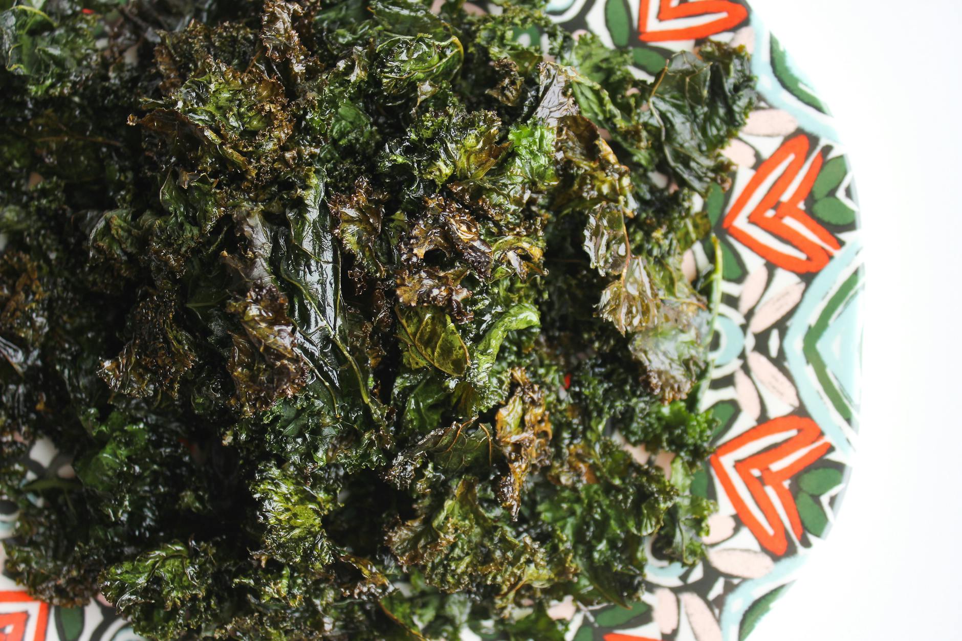 مضرات کلم پیچ؛ چه کسانی نباید آن را زیاد مصرف کنند؟ - fresh kale leaves