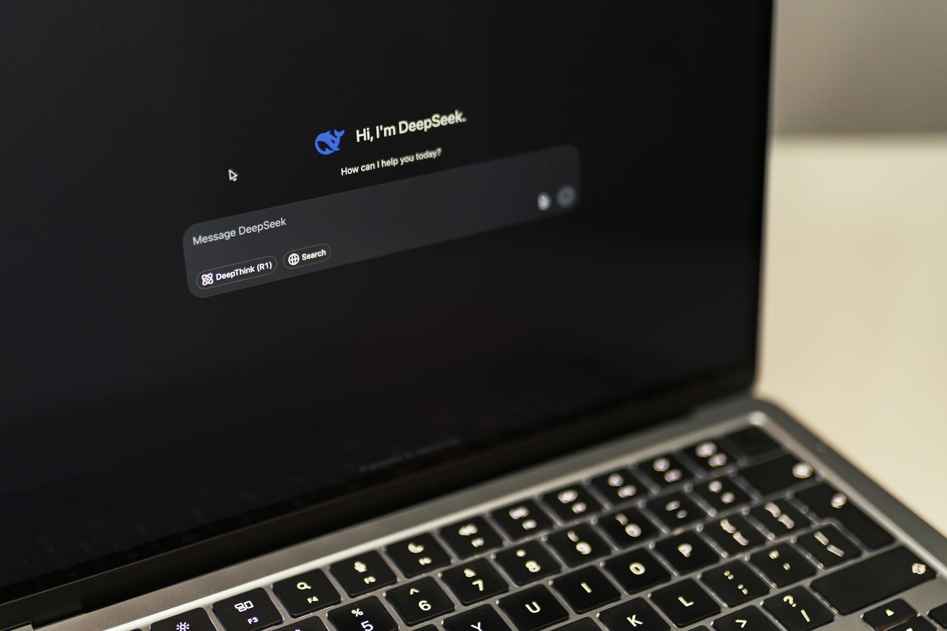 چت جی‌بی‌تی برای یادگیری مهارت‌های کامپیوتری | استفاده مثل یک مربی شخصی دیجیتال - person using laptop with AI assistant