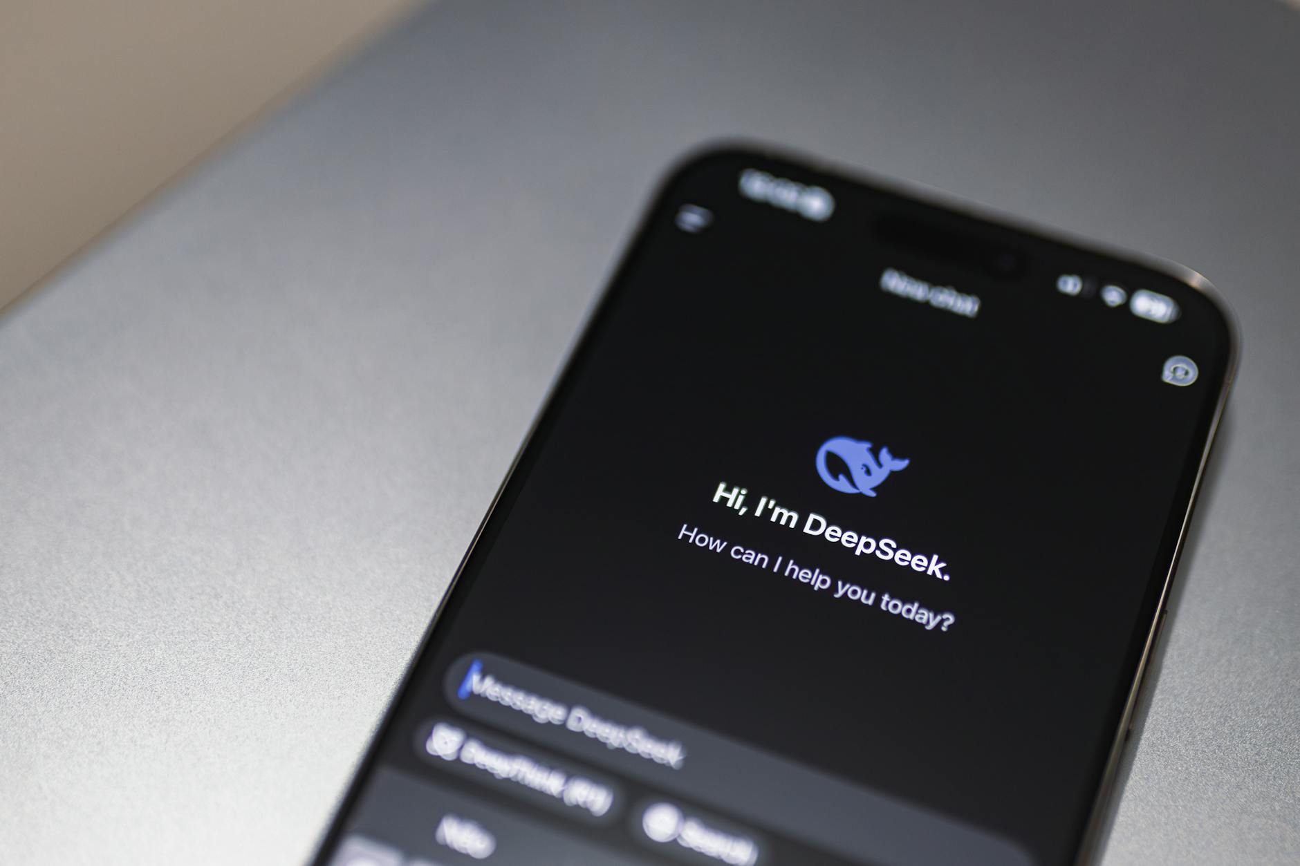 Claude چیست و چه زمانی انتخاب بهتری از ChatGPT است؟ راهنمای تصمیم‌گیری برای کاربران حرفه‌ای - AI chatbot interface screen