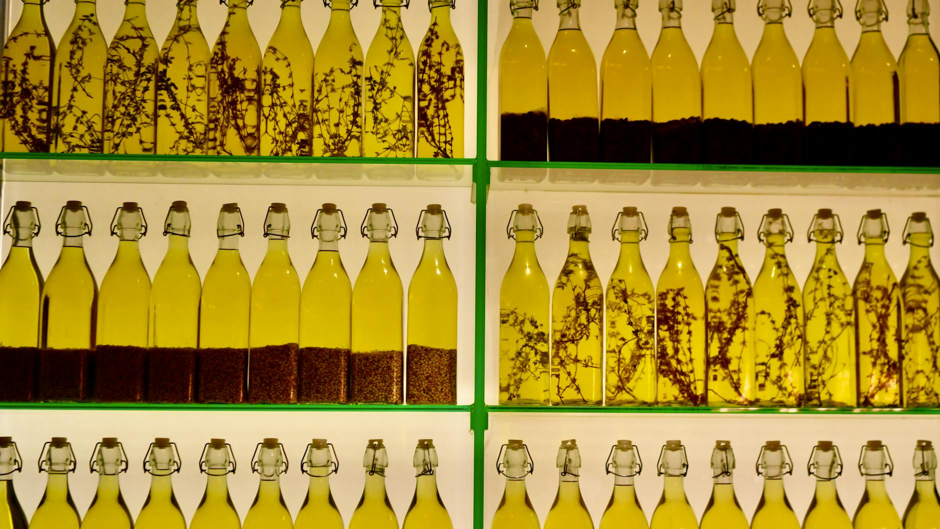 نگهداری مواد غذایی در روغن؛ آیا سیر و سبزی در روغن واقعاً ایمن هستند؟ - fresh herbs preserved in oil