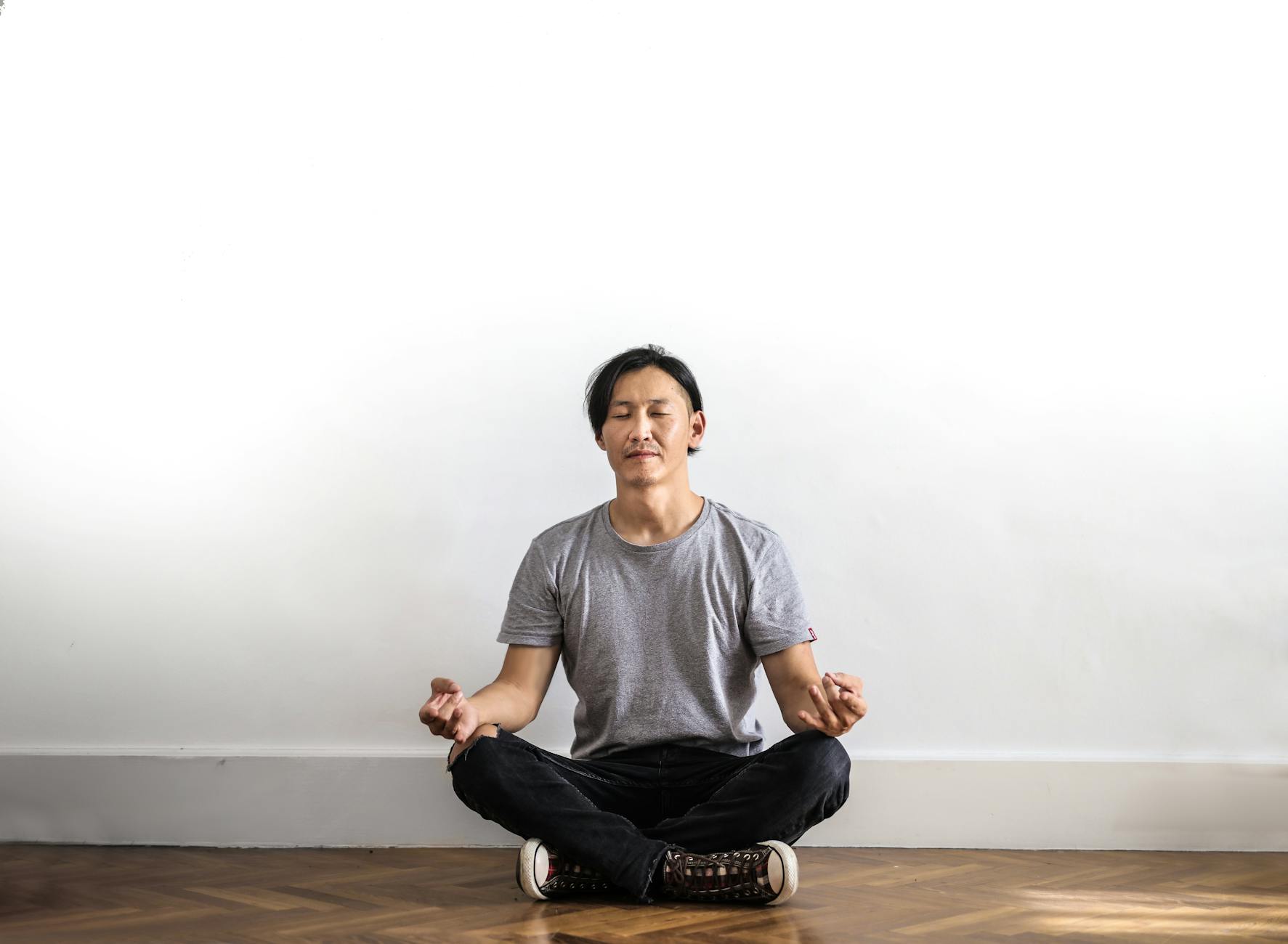 مدیتیشن برای مبتدی‌ها: از کجا شروع کنیم؟ راهنمای قدم‌به‌قدم بدون پیچیدگی - calm meditation sitting pose