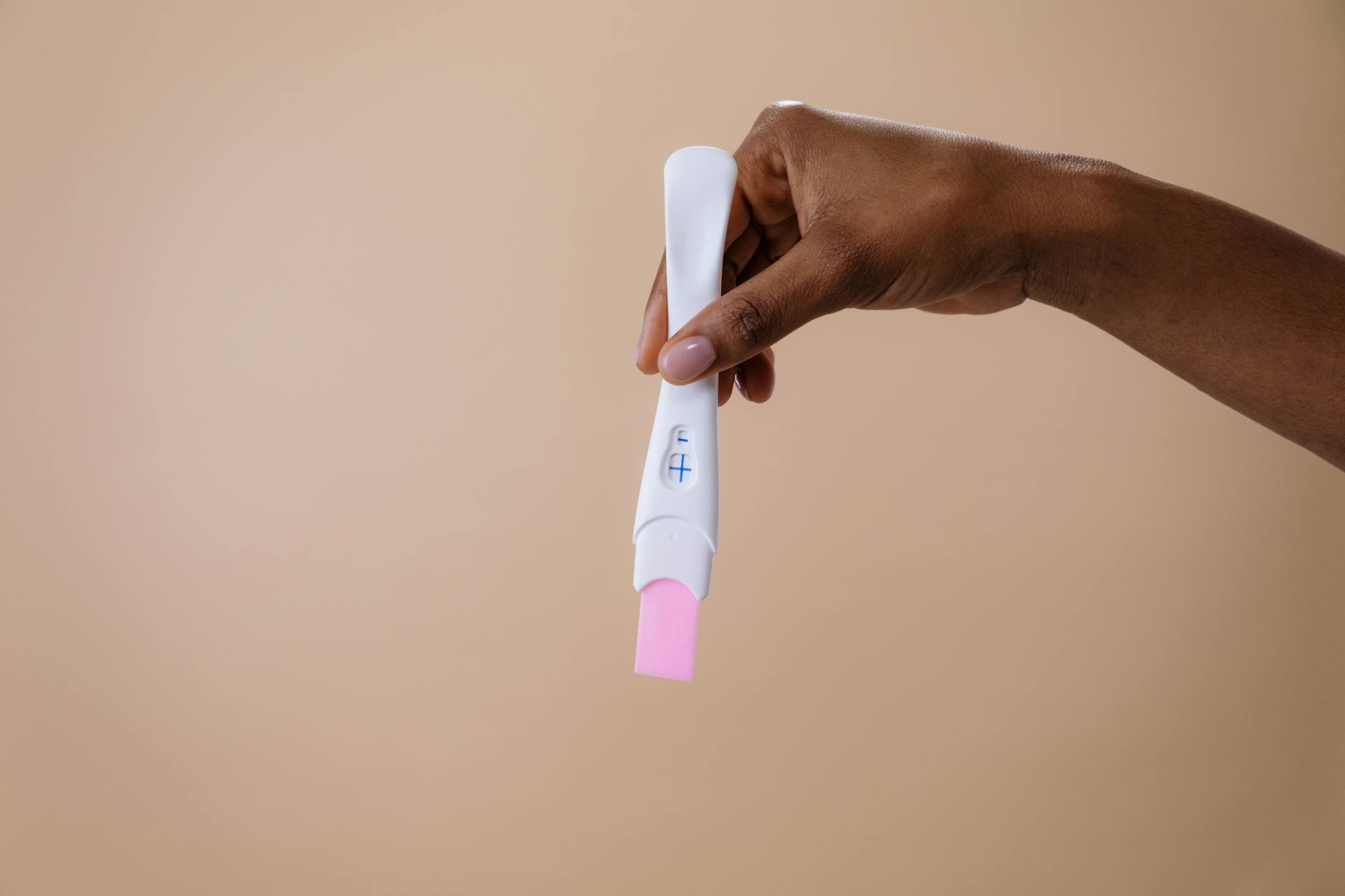 بارداری بعد از سقط جنین؛ چه مدت صبر کنیم و چطور با خیال راحت دوباره شروع کنیم؟ - woman holding pregnancy test hopeful