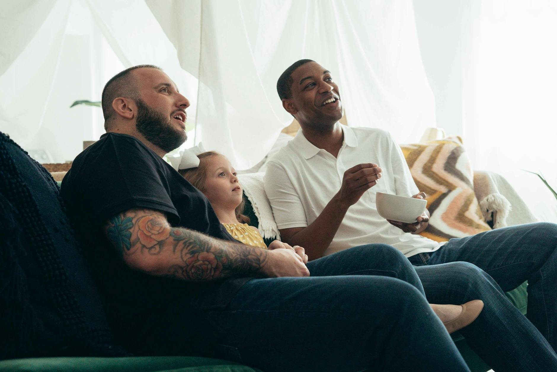 چطور گوشی را به تلویزیون وصل کنیم؟ ۵ روش کاربردی که واقعاً به کارت میاد - family watching phone content on TV