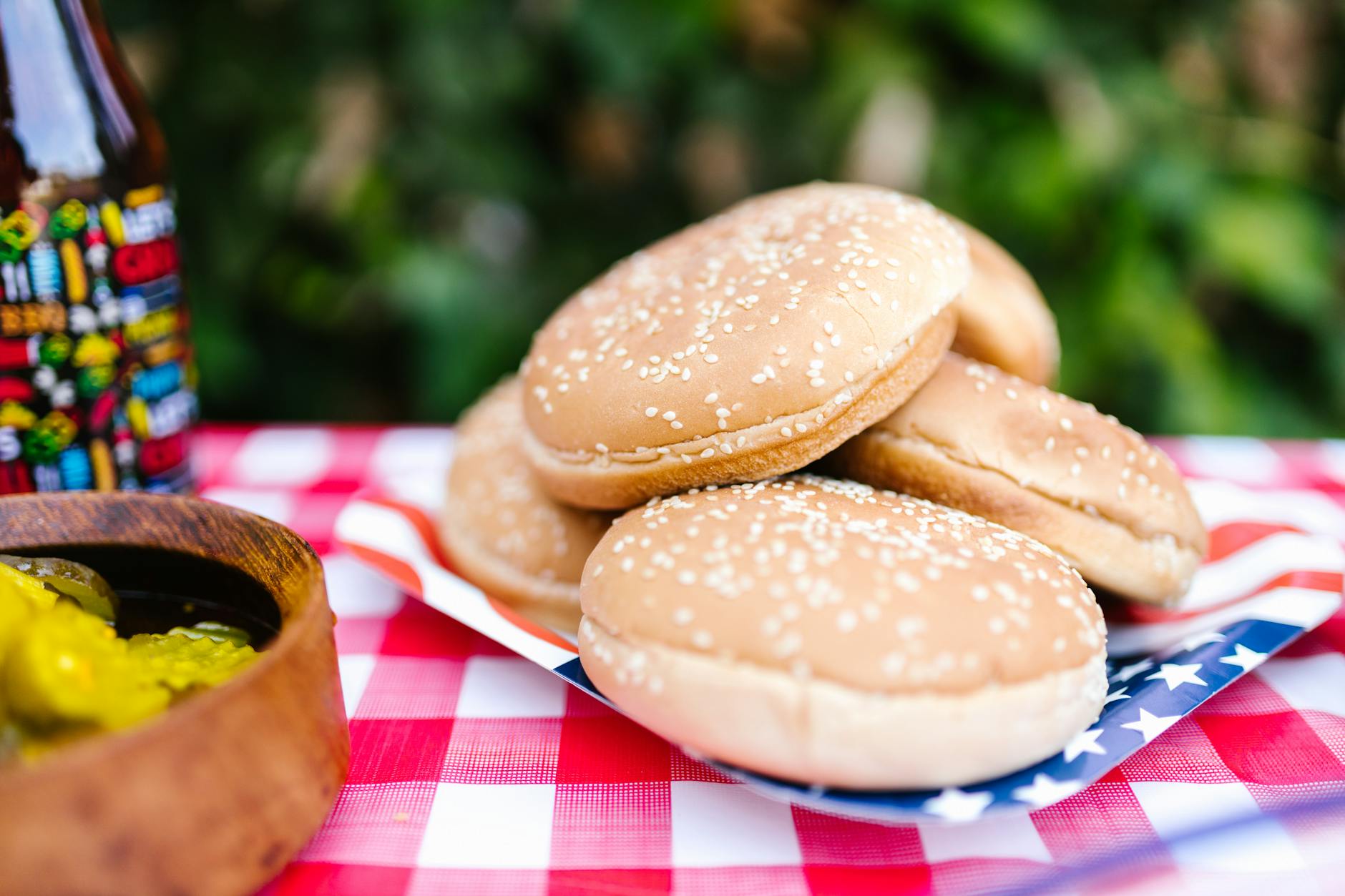 نگهداری غذا در سفر و پیک‌نیک؛ چه خوراکی‌هایی بدون یخچال امن‌ترند؟ - family picnic meal preparation