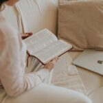 چگونه عادت مطالعه روزانه بسازیم؟ راهکارهای علمی برای کتاب‌خواندن در زندگی شلوغ