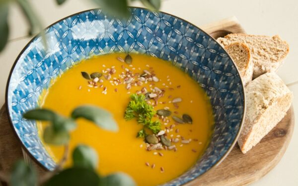طرز تهیه عدسی لعاب‌دار رستورانی در کاسه با پیاز داغ و گلپر