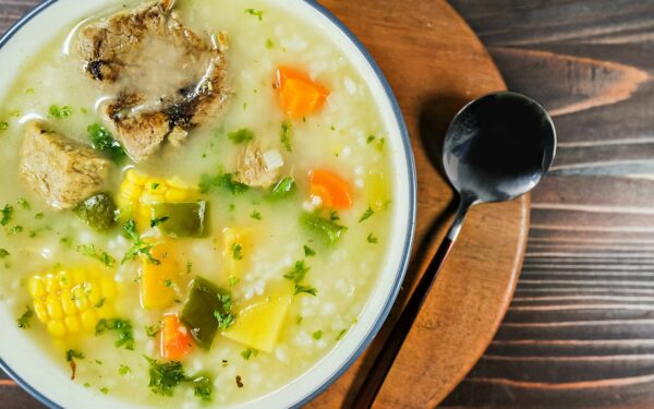 طرز تهیه سوپ جو قرمز مجلسی و کاسه سوپ گرم و لعاب‌دار با تزیین جعفری و زرشک