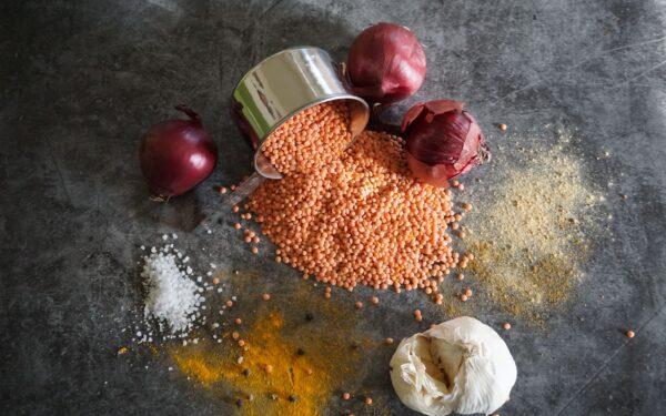 طرز تهیه کتلت عدس بدون گوشت ترد و مجلسی در ظرف سرو