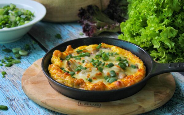 طرز تهیه کوکو سبزی پفکی و مجلسی با زرشک و گردو در تابه