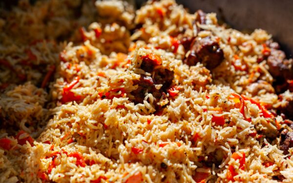 دمی گوجه فرنگی خوشرنگ و مجلسی با ته‌دیگ برشته و سبزیجات