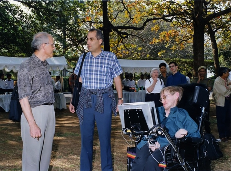 استیون هاوکینگ روی ویلچر در کنفرانس بین‌المللی نظریه ریسمان و فیزیک کوانتوم