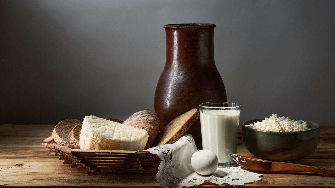 سبزیجات برگ سبز و دانه کنجد منابع گیاهی سرشار از کلسیم