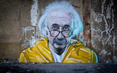بیوگرافی آلبرت اینشتین و تخته‌سیاه فرمول‌های فیزیک نظری و نظریه نسبیت عام