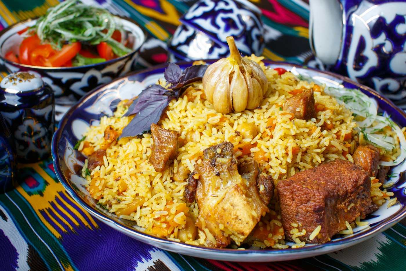 دیس مجلسی باقالی پلو زعفرانی در کنار خوراک ماهیچه