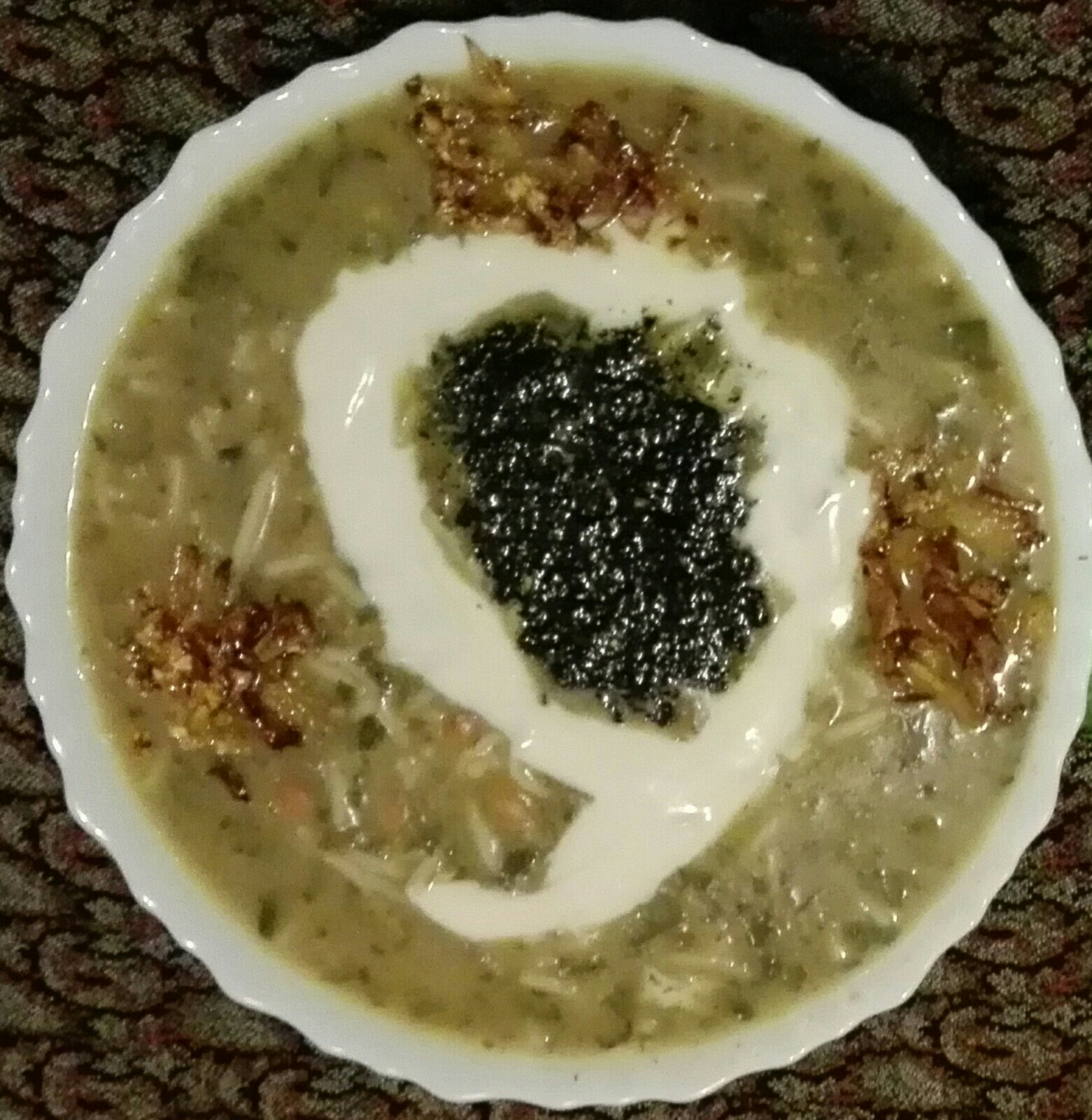 دیگ آش رشته سنتی در حال جوشیدن و ترکیب سبزی و رشته