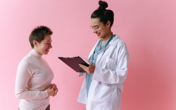 معاینه پزشکی و بررسی آزمایش سلامت کبد توسط پزشک متخصص