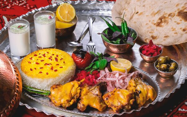 خورشت قورمه سبزی مجلسی اصیل و جاافتاده با روغن سیاه روی سطح خورش و پلو زعفرانی