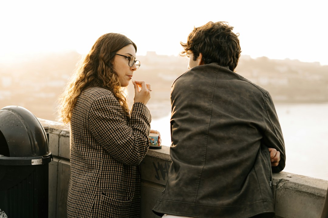 جلسه مشاوره زناشویی و گفت‌وگوی دوطرفه زن و شوهر برای بازسازی پیوند عاطفی