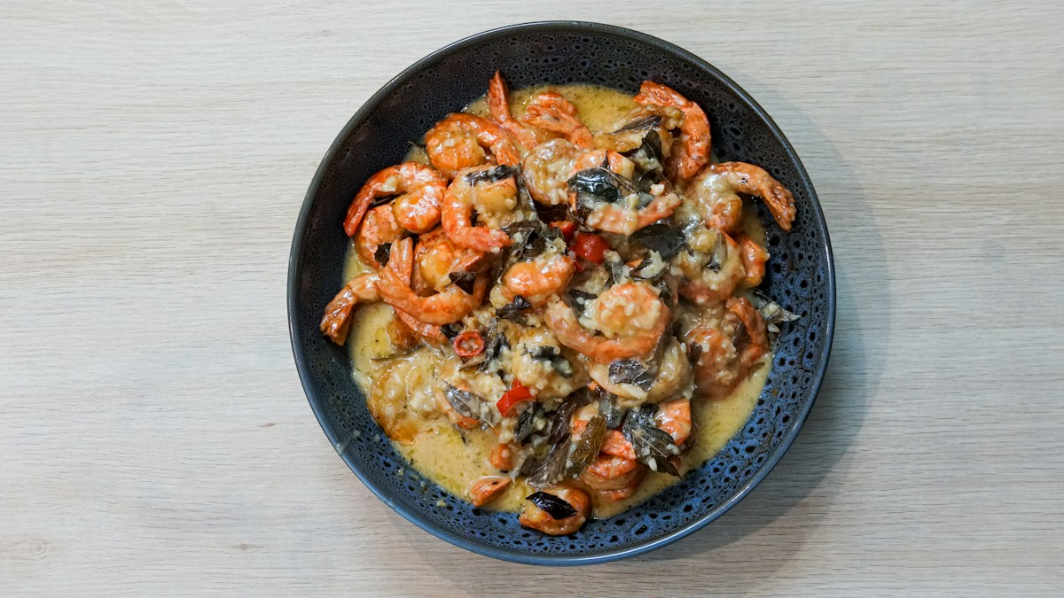خورش قلیه میگو تند و ترش جنوبی در کنار برنج زعفرانی