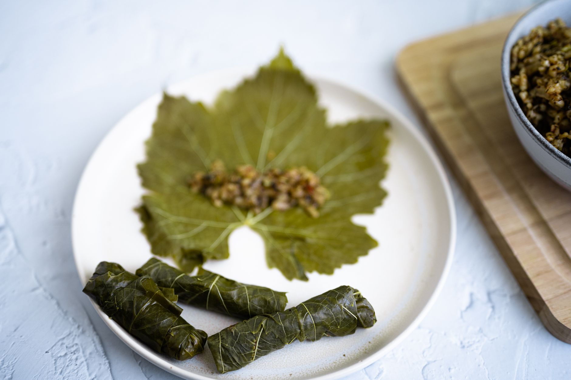 آماده‌سازی مایه میانی دلمه برگ مو و تفت دادن گوشت با سبزی معطر