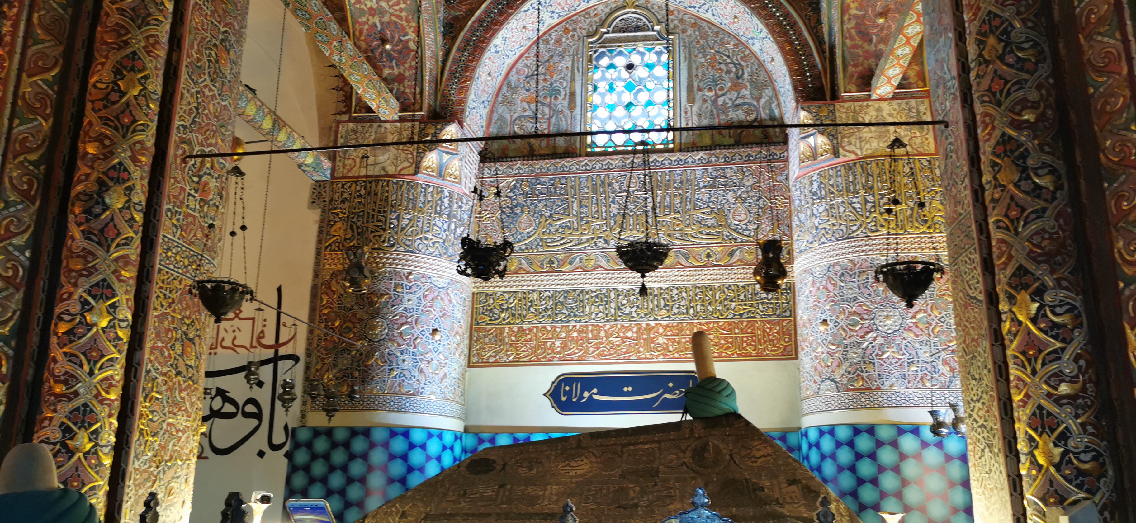 معماری باشکوه صحن خانقاه و آرامگاه مولانا در قونیه با کتیبه‌های پارسی